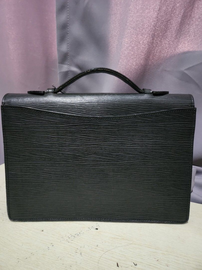 Versace (Category: Luxury Bags & Wallets) located in Marilao. Submitted by curleylux (Listing ID 1324799803, Image 3). Description: orig versace.
