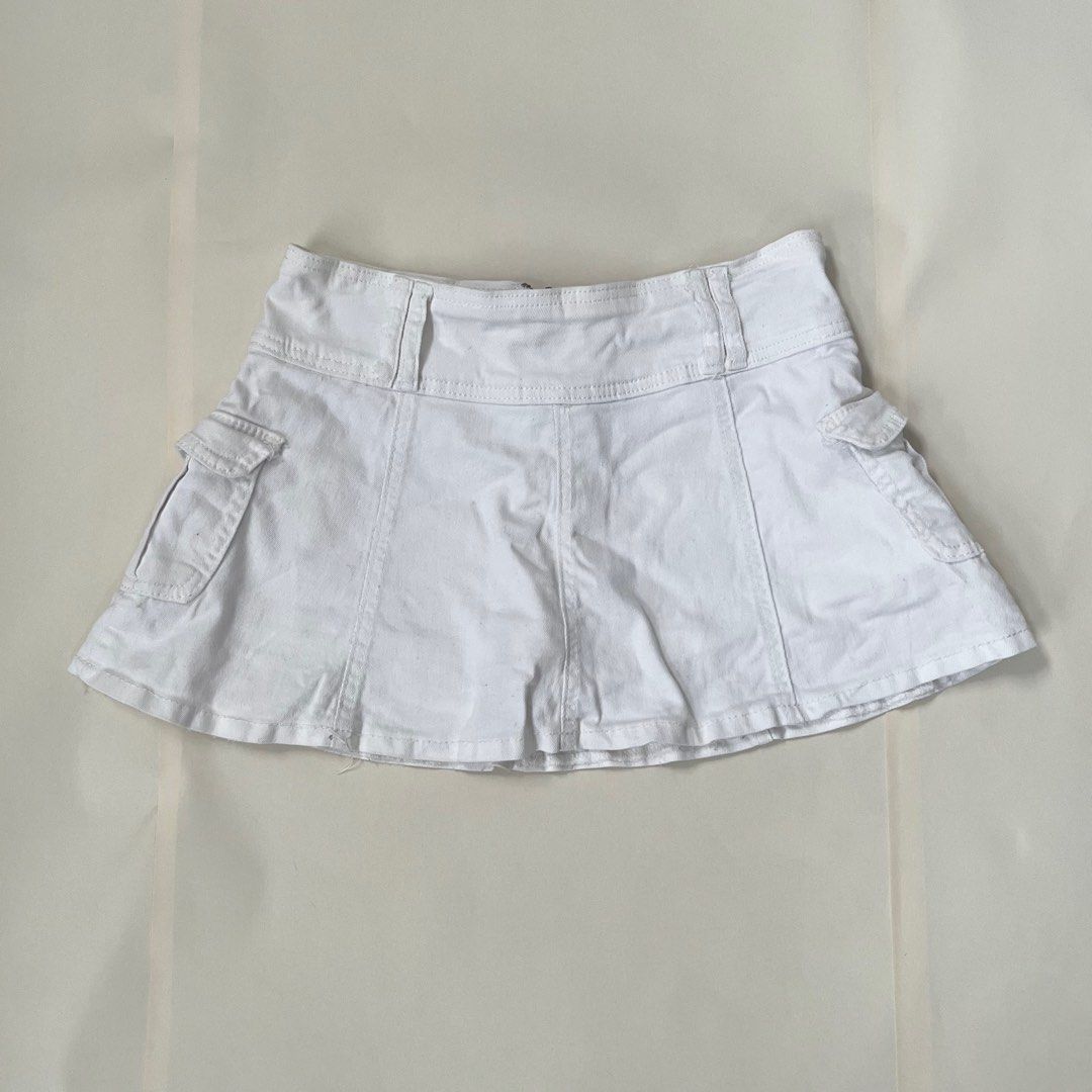 white skirt (Category: Skirts) located in Noveleta. Submitted by pressedclover (Listing ID 1324861682, Image 1). Description: LENGTH: 12 inches SIZE: M / 25 w”.