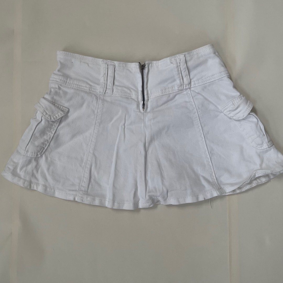 white skirt (Category: Skirts) located in Noveleta. Submitted by pressedclover (Listing ID 1324861682, Image 2). Description: LENGTH: 12 inches SIZE: M / 25 w”.