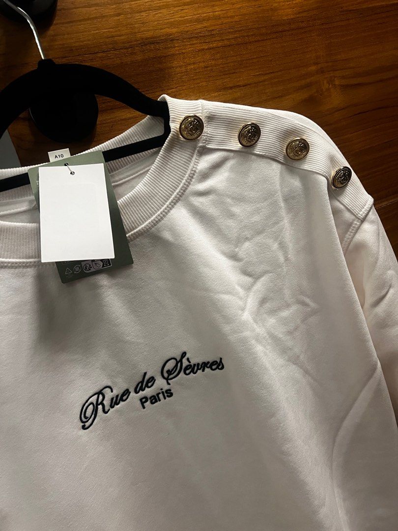 White Sweater (Category: Coats, Jackets and Outerwear) located in Quezon City. Submitted by zerinap (Listing ID 1324747993, Image 2). Description: .