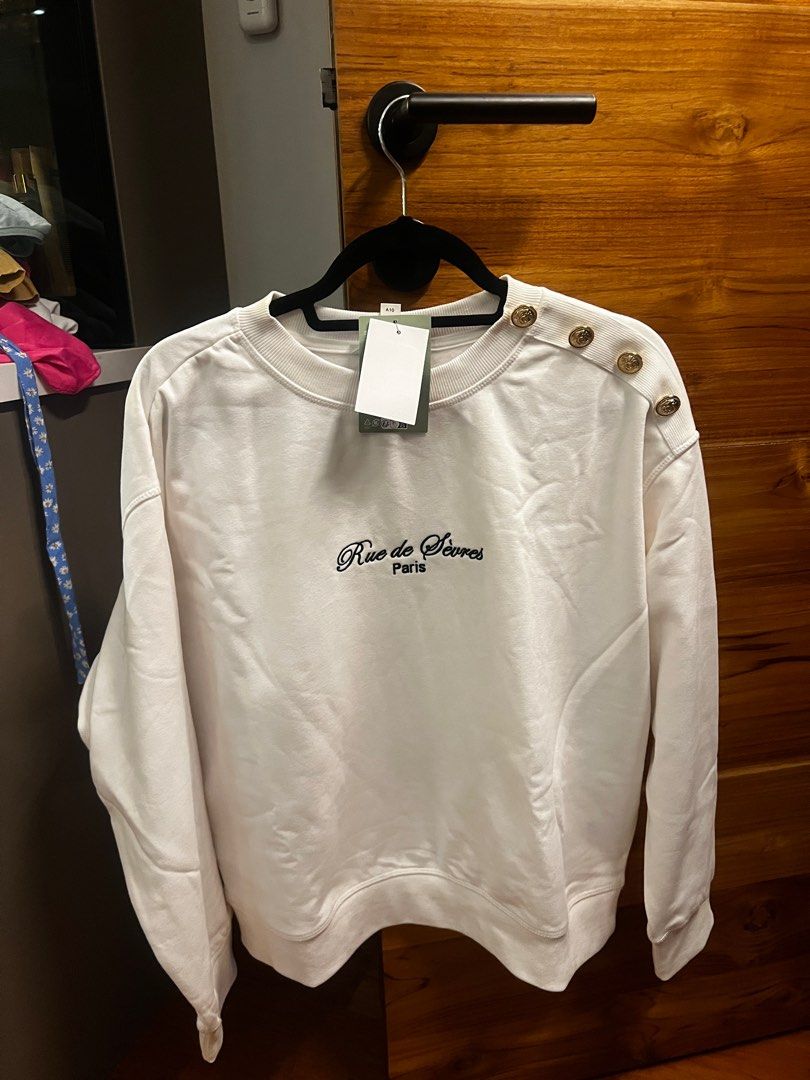 White Sweater (Category: Coats, Jackets and Outerwear) located in Quezon City. Submitted by zerinap (Listing ID 1324747993, Image 1). Description: .