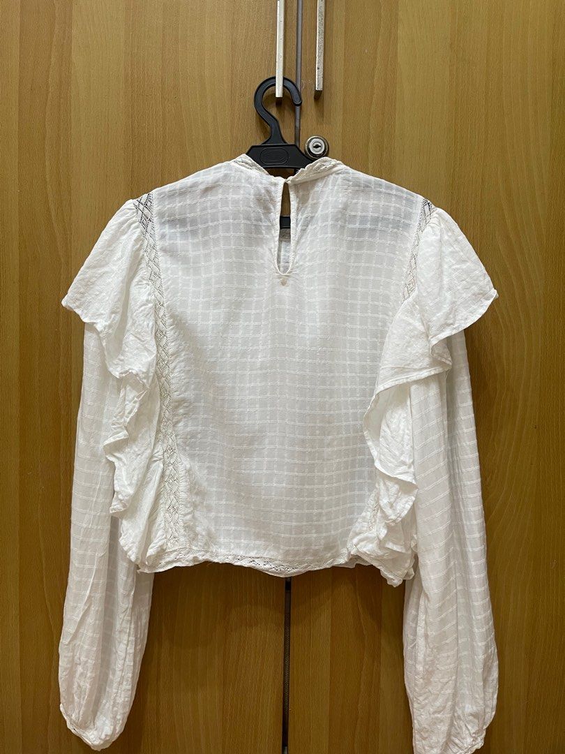 Zara vintage top (Category: Blouses) located in Morong. Submitted by declutterbyJD (Listing ID 1324752290, Image 3). Description: Small to semi large.