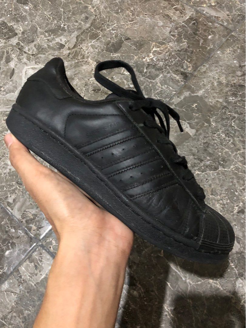 Adidas superstar fullblack (ori), Fesyen Pria, Sepatu Sneakers