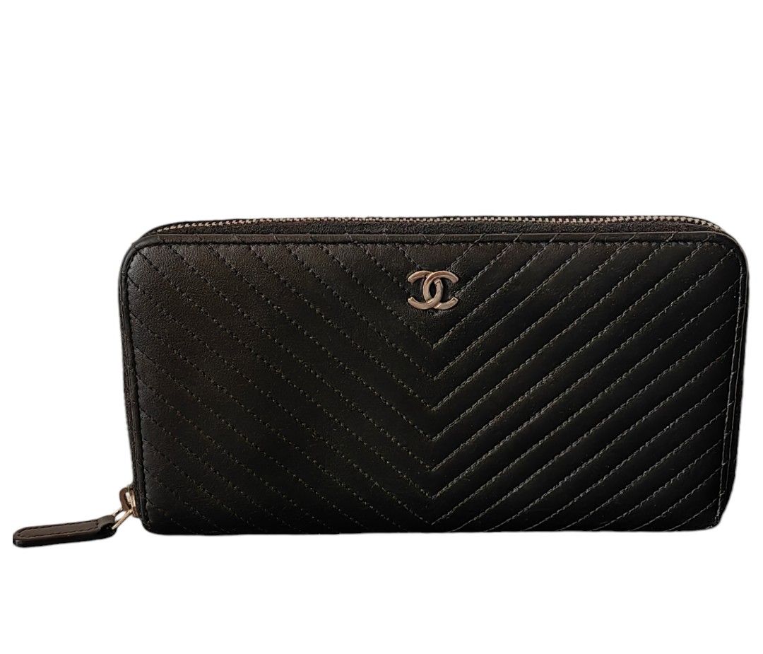 authentic CHANEL COMPACT Zippy Wallet (Category: Luxury Bags & Wallets) located in Quezon City. Submitted by maneradesignersboutique (Listing ID 1324929680, Image 1). Description: PMoney back Guarantee 💯% Guaranteed authentic *Brand: CC Chevron Zippy Wallet COMPACT --HOLO MISSING-- *Materials: Chevron Lambskin leather *Color: black Orange Red *Size: Long Compact *Condition: 8/10 exterior has been changed color to black -Used * Inclusions:wallet 