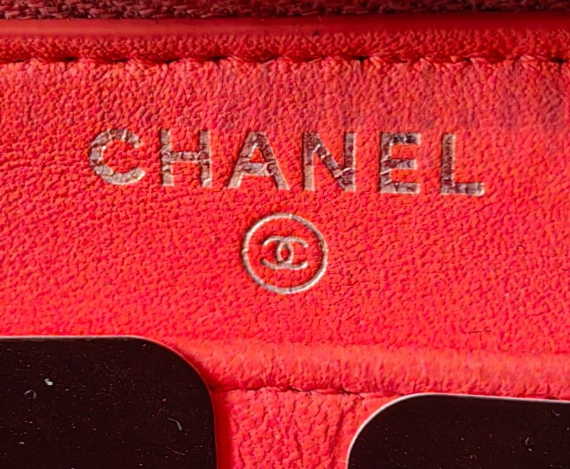 authentic CHANEL COMPACT Zippy Wallet (Category: Luxury Bags & Wallets) located in Quezon City. Submitted by maneradesignersboutique (Listing ID 1324929680, Image 2). Description: PMoney back Guarantee 💯% Guaranteed authentic *Brand: CC Chevron Zippy Wallet COMPACT --HOLO MISSING-- *Materials: Chevron Lambskin leather *Color: black Orange Red *Size: Long Compact *Condition: 8/10 exterior has been changed color to black -Used * Inclusions:wallet 