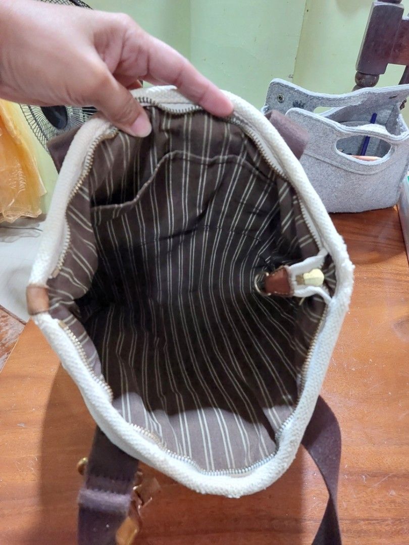 Authentic LV shopper bag Antique Cabas rank AB (Category: Luxury Bags & Wallets) located in Rodriguez. Submitted by lettinggosomethings (Listing ID 1324992772, Image 3). Description: Authentic LV shopper's bag Antique Cabas rank AB flaws on the lips of the bag. unisex po ito.