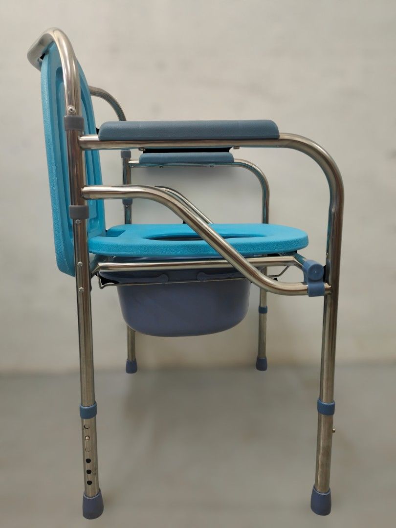Bedside Commode (Category: Other Assistive Aids) located in Singapore. Submitted by bell_shops (Listing ID 1325046311, Image 3). Description: Bedside Commode Pls note this commode is not suitable to use on wet area due to the galvanized screws, nuts & pins.