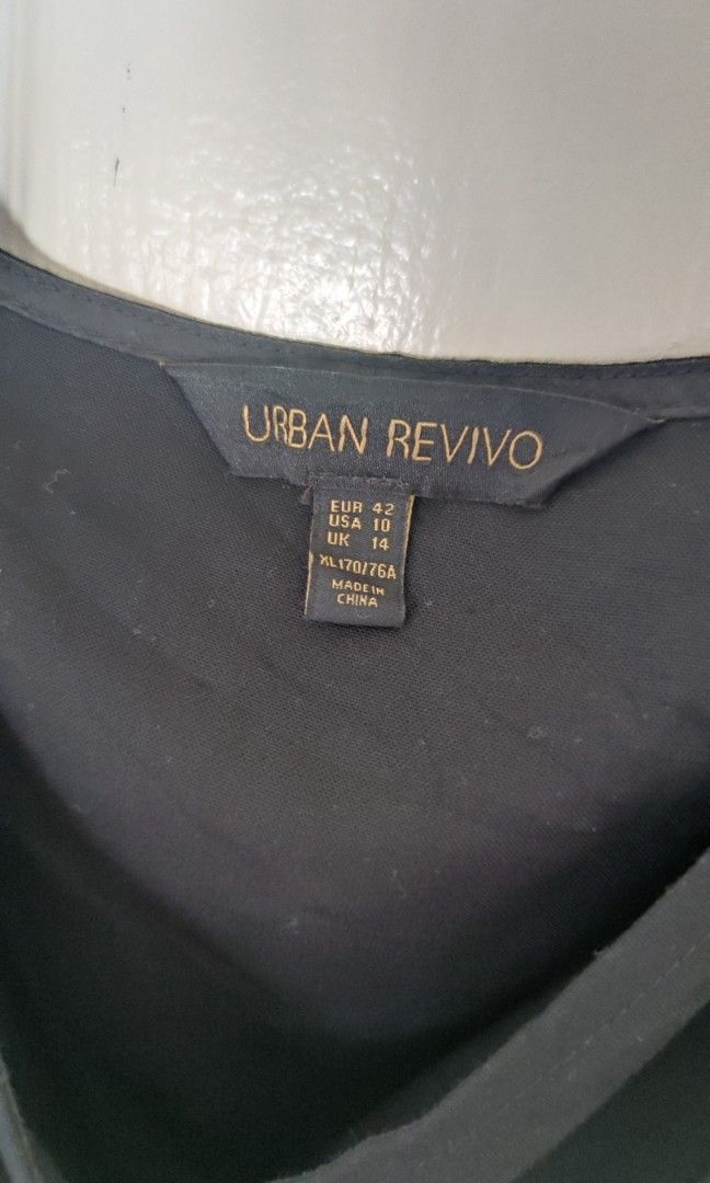 Black Romper Urban Revivo (Category: Rompers) located in Pasig City. Submitted by chegutz_ (Listing ID 1324996092, Image 2). Description: Urban Revivo with puff sleeves Bust: 38" Waist: 30 to 31" Length: 33" no flaws RFS: decluttering Pasig City.