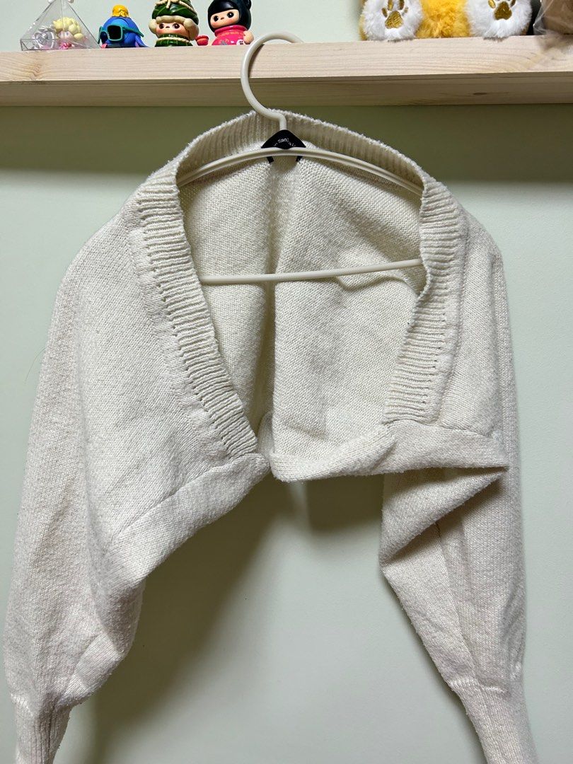 Clothes (Category: Blouses) located in Singapore. Submitted by rynniee_ (Listing ID 1325045331, Image 10). Description: Quote your own price - the more you buy , more discount .