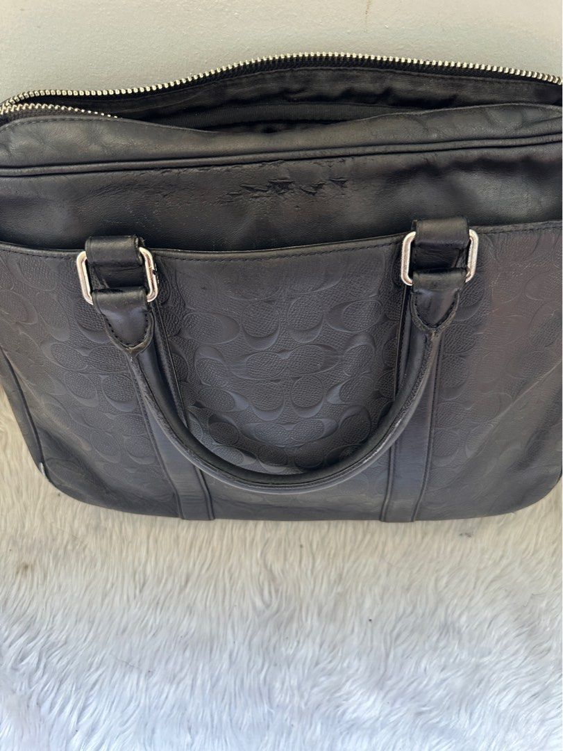 Coach briefcase laptop bag original (Category: Luxury Bags & Wallets) located in Navotas City. Submitted by airakyunha84167 (Listing ID 1324976354, Image 3). Description: Coach laptop bag With creed Guaranteed original Sign of use sa isang side may gasgas po See pics for details Preloved po bawal sa maselan ✅zipper working .