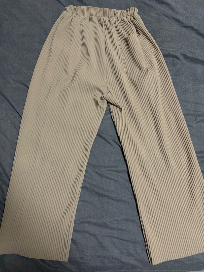 Corduroy Khaki Pants (Category: Trousers) located in Makati City. Submitted by devinwang56 (Listing ID 1325097177, Image 3). Description: size XXL fit waist 44-46.