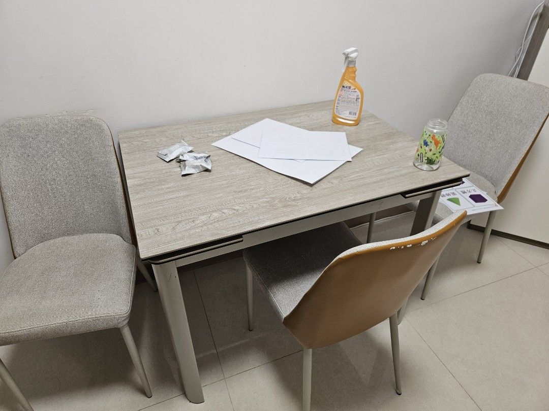 Dining Table （分類：桌子）位於 Hong Kong。 由 willwillbaby 提交（商品編號 1325060763，圖片 1）。簡介： 食飯枱連4張櫈， 用了3年， 狀況良好，。有心人可於10月頭上門自取。