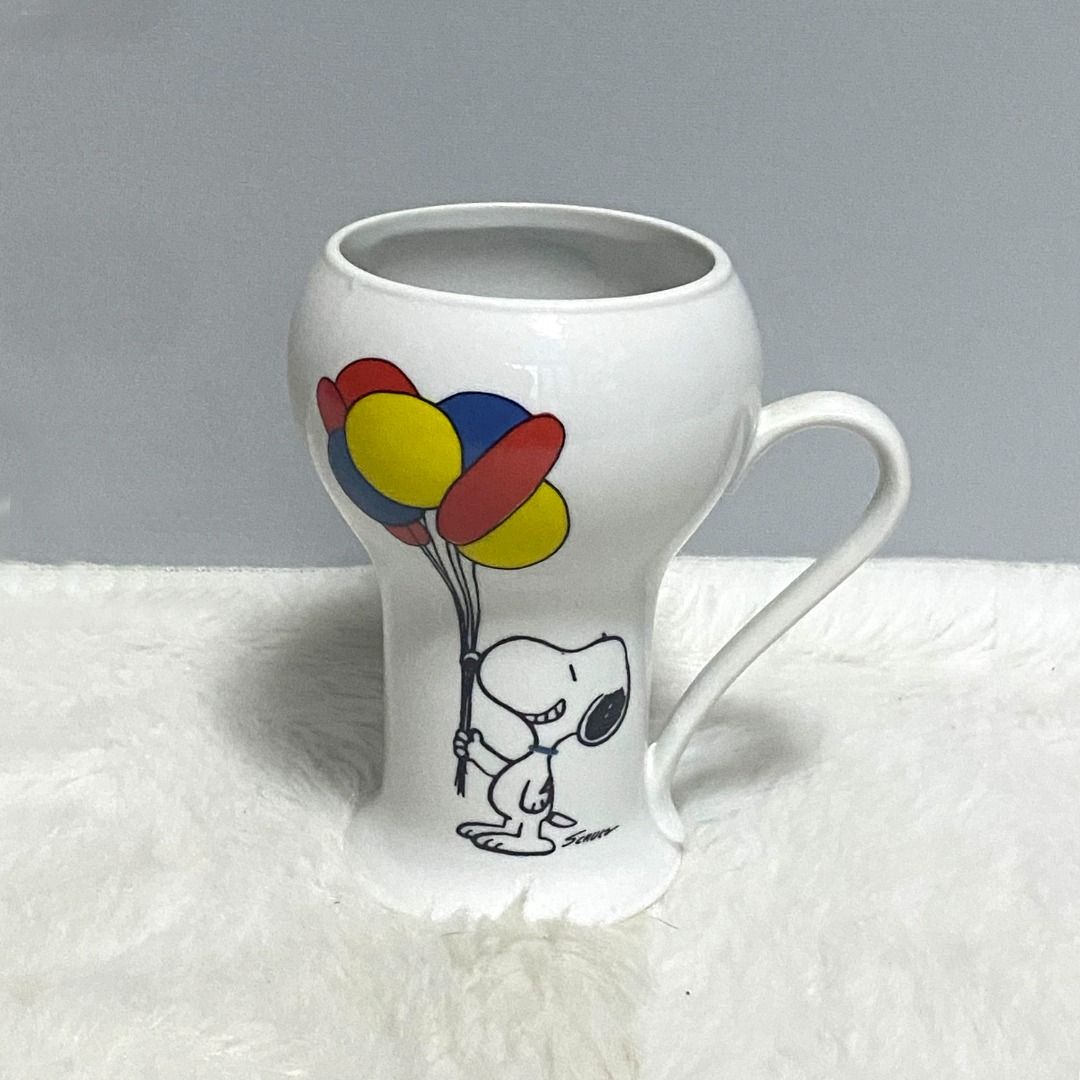Peanuts Vintage White Snoopy Balloon Mug (Category: Coffee & Tea Tableware) located in Consolacion. Submitted by posh_avenue_home (Listing ID 1324958591, Image 3). Description: In very good condition. From Japan. 5.25" x 3"..
