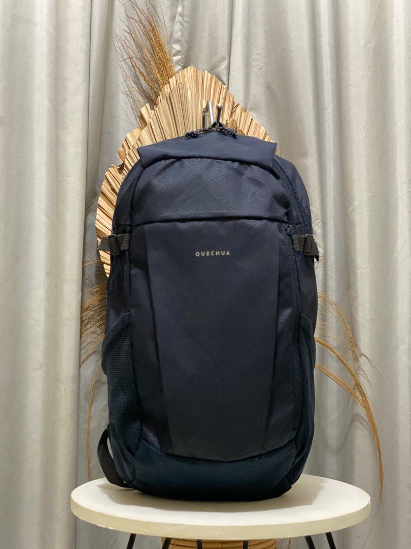 Quechua backpack 20L, Fesyen Pria, Tas Dompet Ransel di Carousell