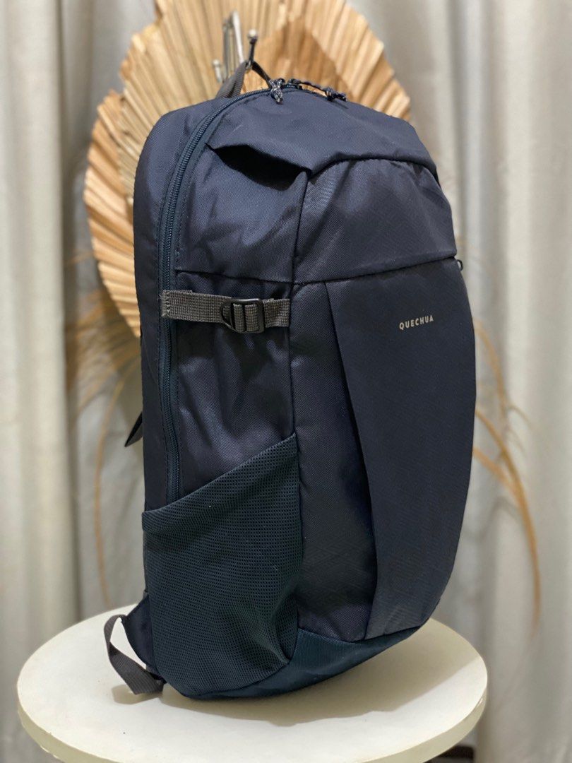 Quechua backpack 20L, Fesyen Pria, Tas Dompet Ransel di Carousell