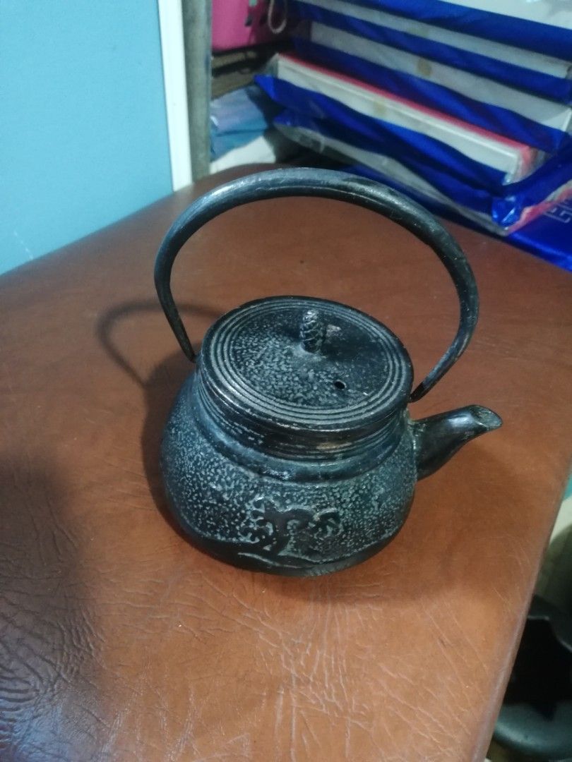 small cast iron tea pot (Category: Cookware & Accessories) located in Paranaque City. Submitted by 4thestate.surplusan (Listing ID 1324933844, Image 1). Description: small cast iron tea pot. used. no issue. approx. 1cup for personal use only..
