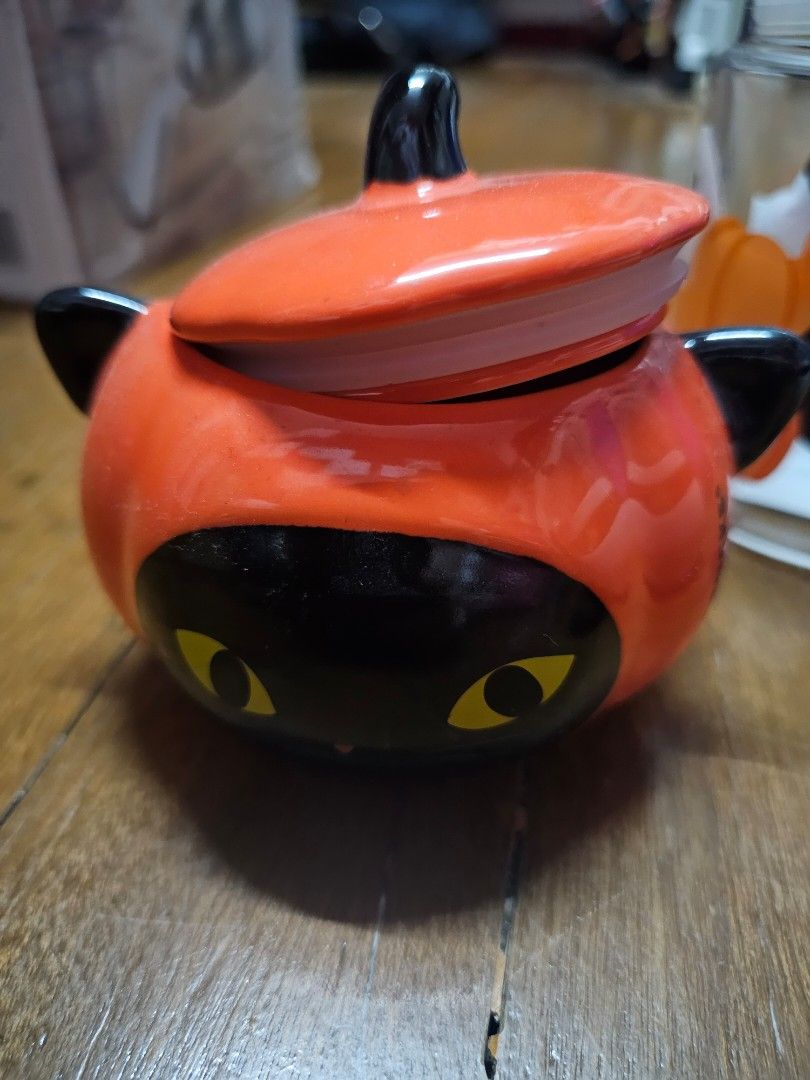 Starbucks Halloween Set (Category: Food Organization & Storage) located in Valenzuela. Submitted by scarletangel35 (Listing ID 1325021833, Image 3). Description: Pumpkin Cat jar Mummy Cat mug Clear Cat canister take all 3000 original price in photo all original starbucks merch.