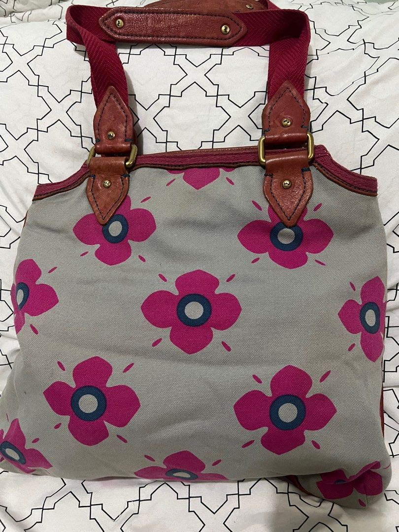 Authentic Marc Jacobs bag (Category: Luxury Bags & Wallets) located in Pasay City. Submitted by damoreluxe (Listing ID 1325164855, Image 3). Description: Authentic Marc Jacobs denim bag Please manage your expectation since this is a preloved bag with normal signs of use..