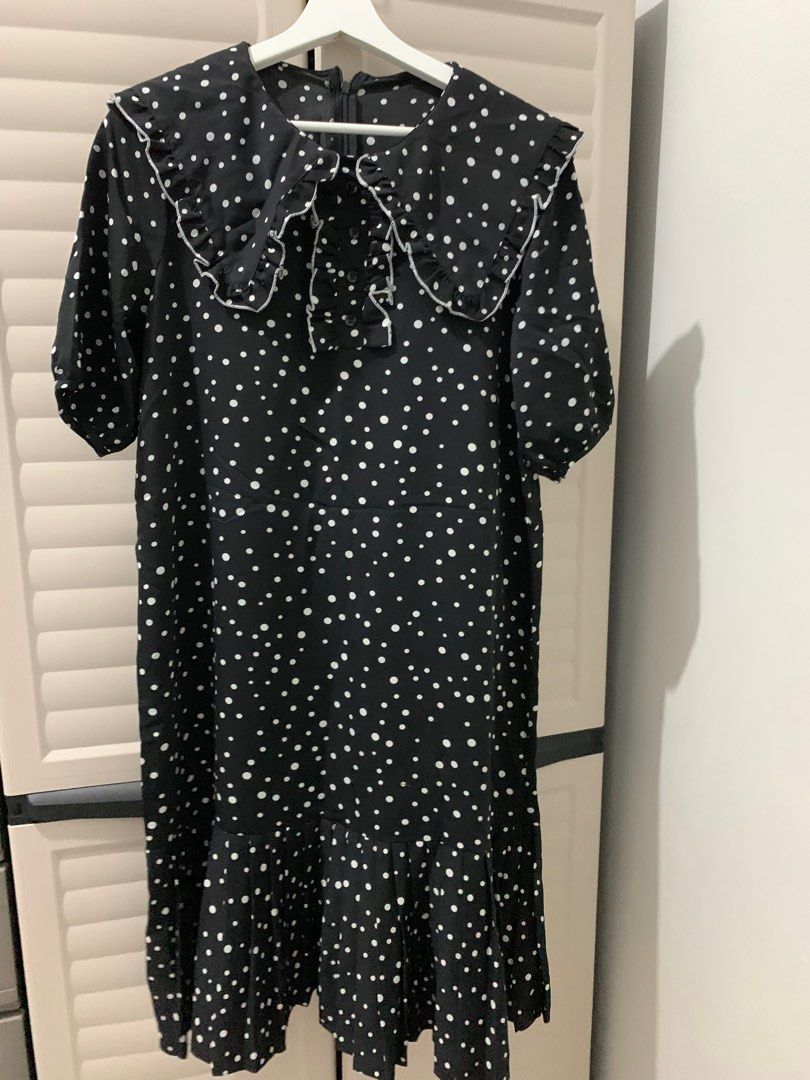 Black polka collar dress (Category: Dresses) located in Bulacan. Submitted by shoppingact (Listing ID 1325265138, Image 1). Description: Personal favorite Best fit large Thrifted. Might have flaws, run, missing button, small hole, discoloration but in excellent condition. Please manage your expectations. Final sale. No return no exchange. .