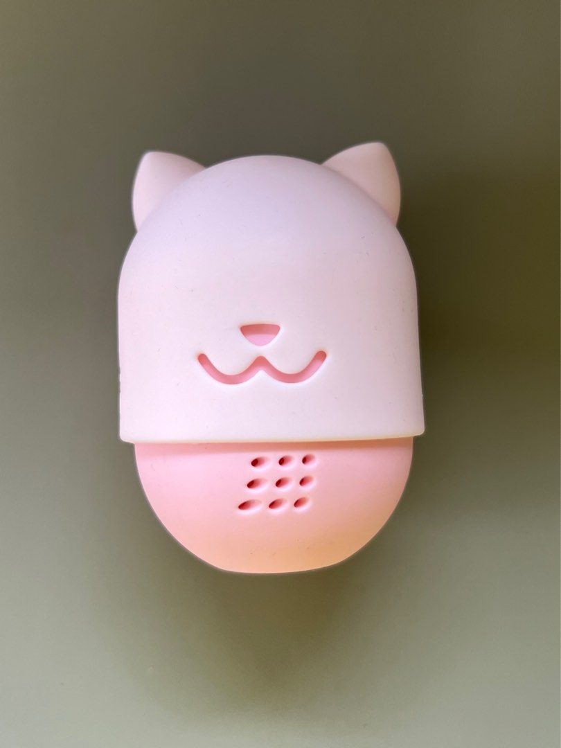 Cute Cat-Shaped Makeup Sponge Travel Case (Category: Makeup) located in Talibon. Submitted by ky.declutters (Listing ID 1325199250, Image 1). Description: ✨ so cute! ✨ great for travel!.