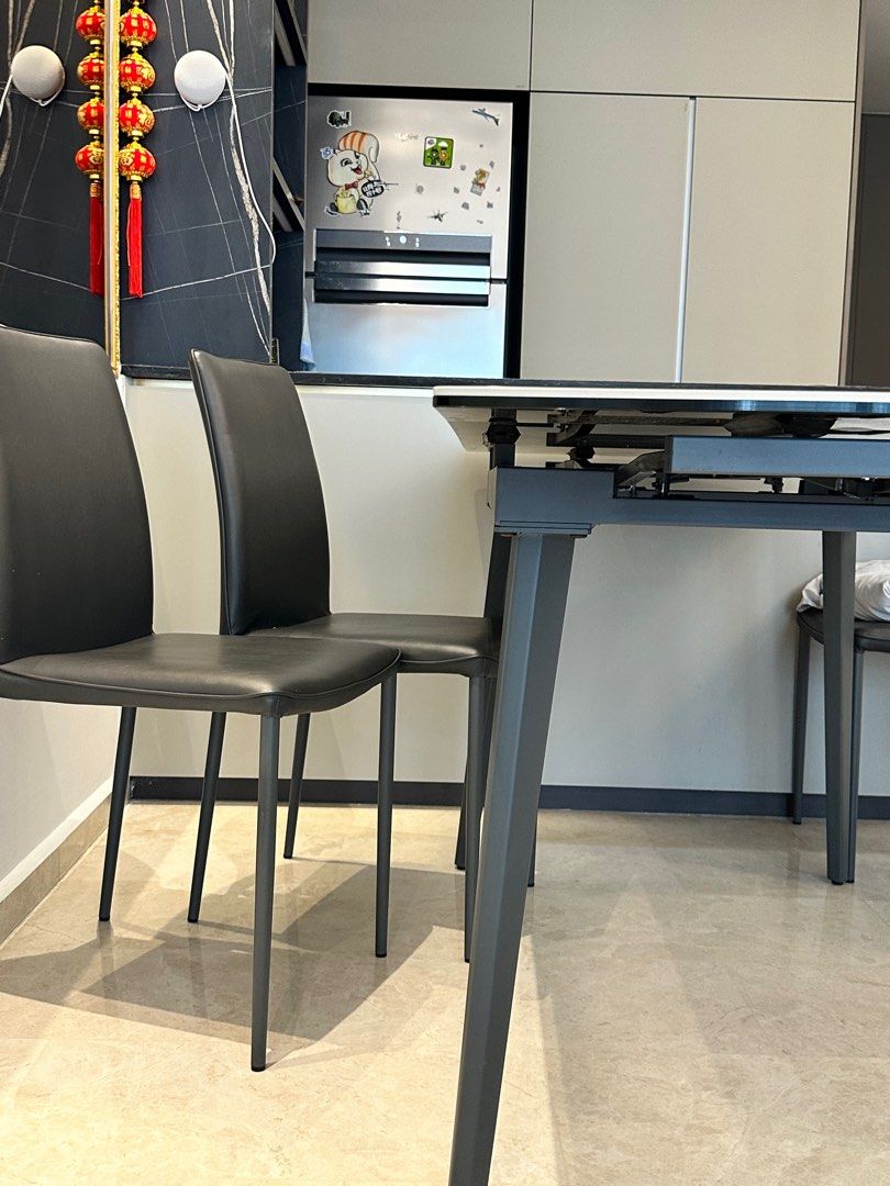 Dining Table (Category: Tables & Sets) located in Singapore. Submitted by lichenyang94057 (Listing ID 1325153991, Image 3). Description: .