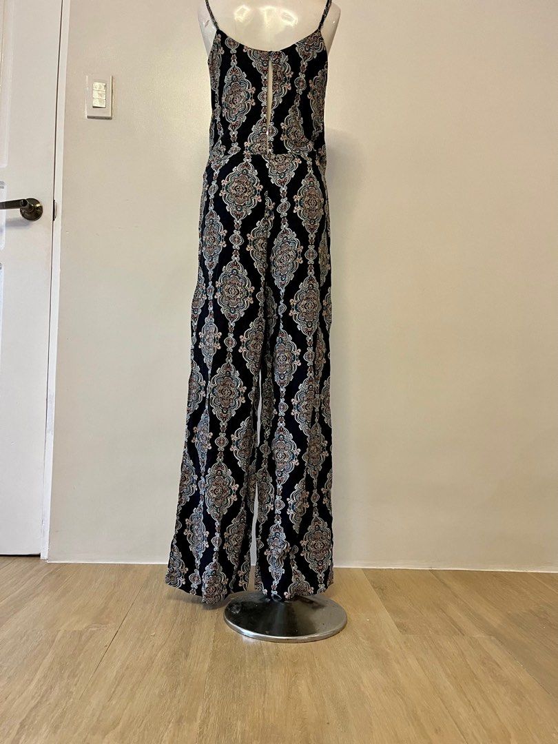elegant jumpsuit (Category: Jumpsuits) located in Quezon City. Submitted by samjonas (Listing ID 1325168690, Image 2). Description: elegant ang dating . nakakatangkad. Not made of cheap material. side pockets.