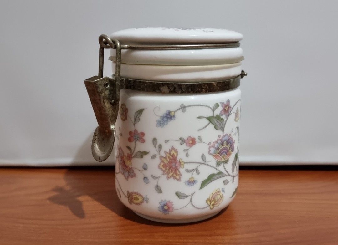 Garo Boulogne Sealed Storage Container (Category: Food Organization & Storage) located in Binangonan. Submitted by c_r_i_s (Listing ID 1325161724, Image 3). Description: Garo Boulogne Sealed Storage Container Floral Ceramic With clamp and rubber gasket Dimensions: With minor signs of use In very good condition!.