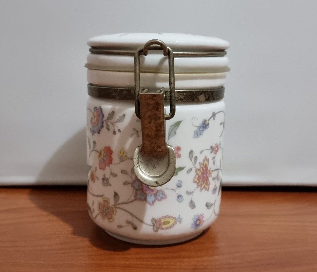 Garo Boulogne Sealed Storage Container (Category: Food Organization & Storage) located in Binangonan. Submitted by c_r_i_s (Listing ID 1325161724, Image 2). Description: Garo Boulogne Sealed Storage Container Floral Ceramic With clamp and rubber gasket Dimensions: With minor signs of use In very good condition!.