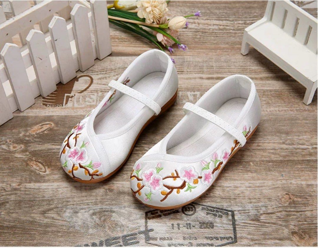 Girl Chinese white shoes