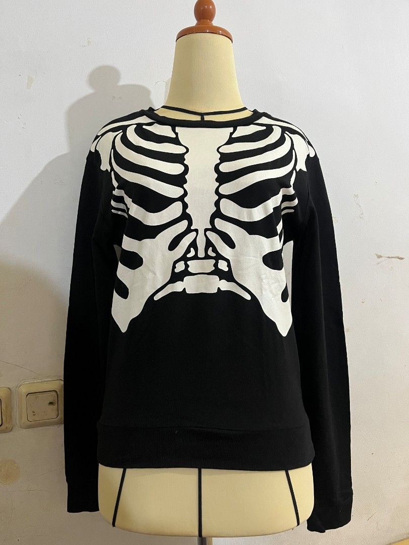H M Skull Long Sleeve Top Sweater Fesyen Wanita Pakaian Wanita Atasan di Carousell