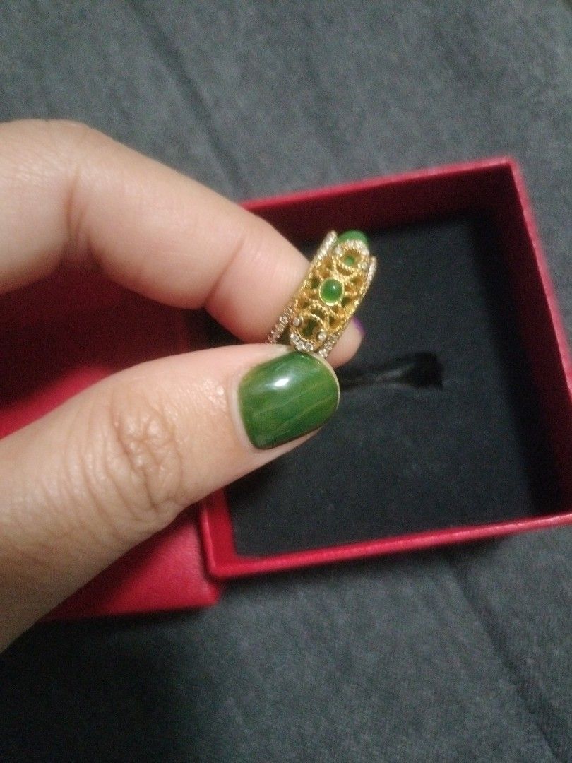 Jade statement ring (Category: Rings) located in Singapore. Submitted by otakuworld (Listing ID 1325226562, Image 4). Description: Jade is not real, it is highly probable resin. It looks very nice as a cosplay ring or statement ring in general. Gold color is not tarnished. Jade can be removed from the gold ring..