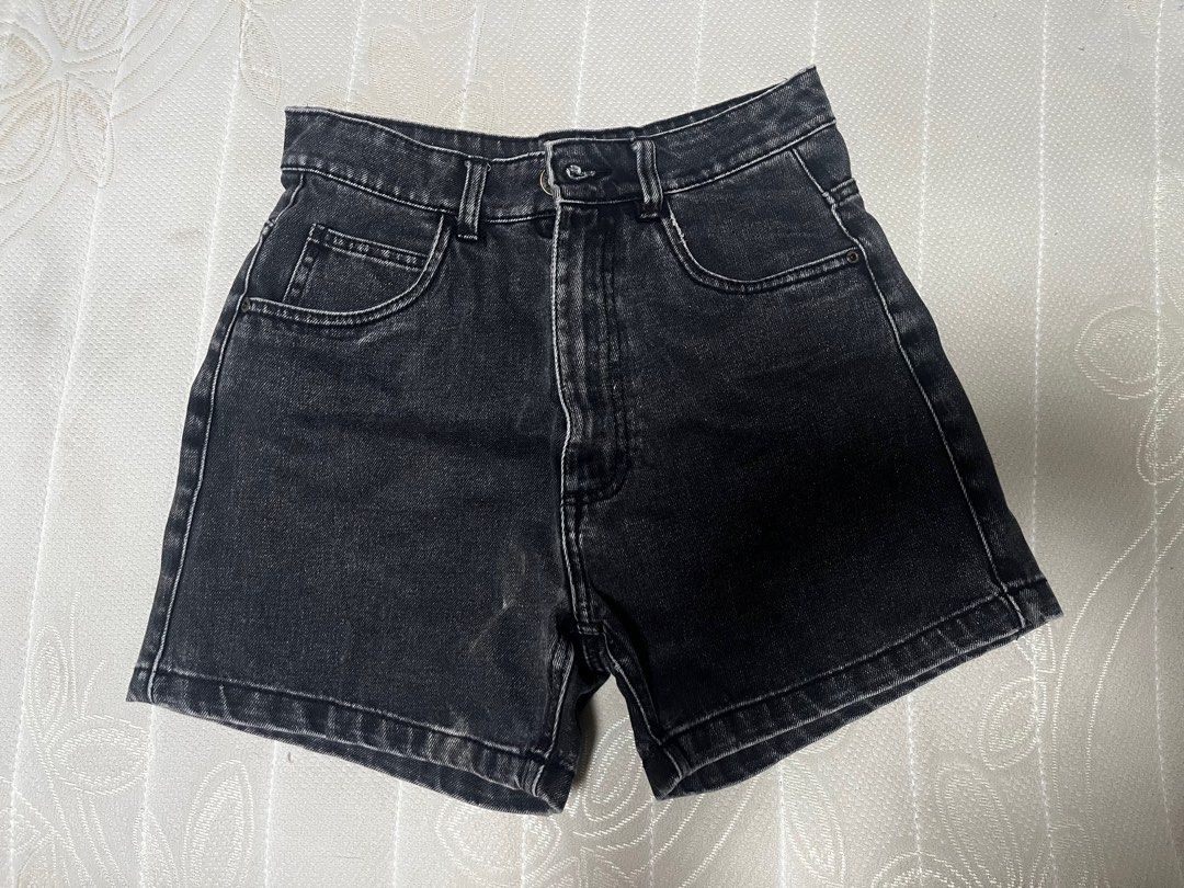 Mom Shorts Black (Category: Shorts) located in Las Pinas. Submitted by ellearie (Listing ID 1325217973, Image 1). Description: fits size small.
