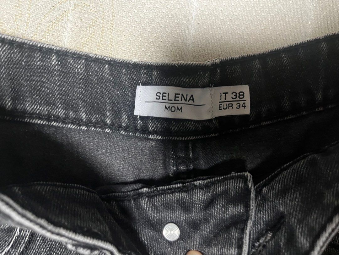 Mom Shorts Black (Category: Shorts) located in Las Pinas. Submitted by ellearie (Listing ID 1325217973, Image 2). Description: fits size small.