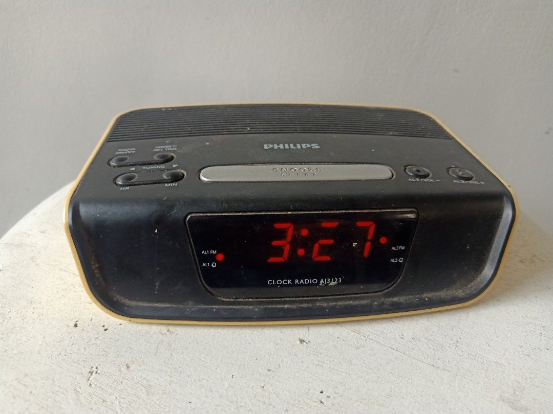 Philips radio clock (Category: Clocks) located in Las Pinas. Submitted by quick_deals_great_finds2 (Listing ID 1325154010, Image 2). Description: Radio good working condition Time working missing led bar light 220 v power.