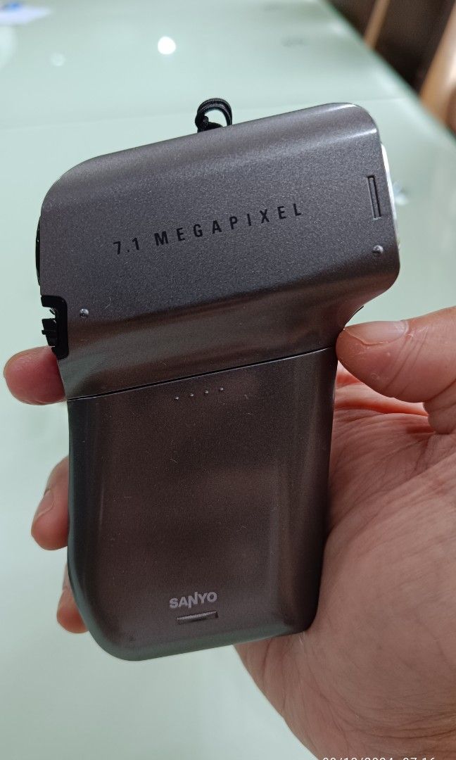 Sanyo Xacti VPC-HD700GX (Category: Video Cameras) located in Pasig City. Submitted by richard.dg (Listing ID 1325281718, Image 2). Description: With Complete Accessories, including: - docking station - power adaptor - audio/video cables - battery (replacement), nandyan pa din yung original batt, kaso lumobo na - 2GB SD Card - and Camera bag Check niyo dito yung specs niya: https://www.imaging-resource.com/PRODS/HD700/HD700A.HTM Issue: Medyo malab
