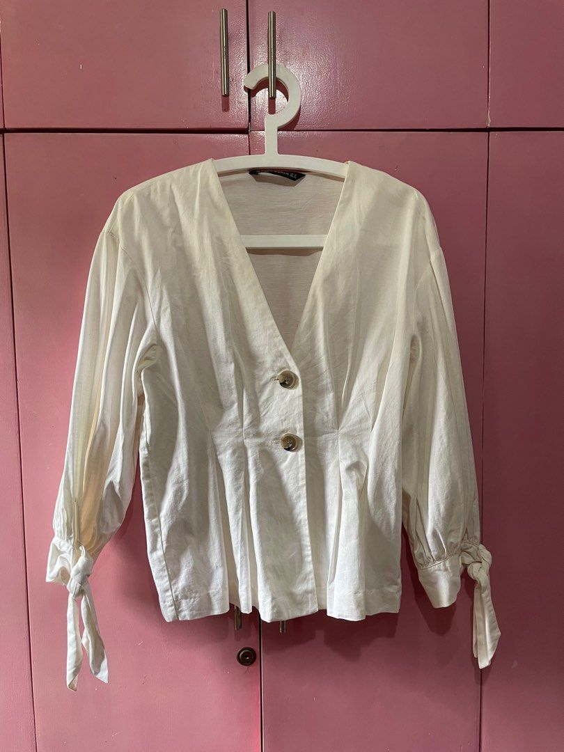 Zara Linen Blend Pleated Shirt (Category: Blouses) located in Cainta. Submitted by gelayp (Listing ID 1325183208, Image 3). Description: 🔥⚠️⛔️ LOWBALLERS WILL BE IGNORED. DO NOT PLACE A LOW OFFER. LET’S NOT WASTE EACH OTHER’S TIME ⛔️⚠️🔥 ✅ Authentic Zara white ivory pleated linen top, perfect for office and clean classy fits ✅ Size m on tag fits m-l ✅ 9/10 condition, no flaws 〰 RFS: decluttering / does not fit me anymore 💔 〰️ No more when worn 