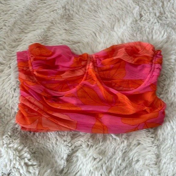 Zara Tulle Corset Top (Category: Sleeveless) located in San Fernando. Submitted by joymnm (Listing ID 1325279602, Image 2). Description: 💙 size L 💙 not used - too big on me 💙 color is so nice Pm me for more details.