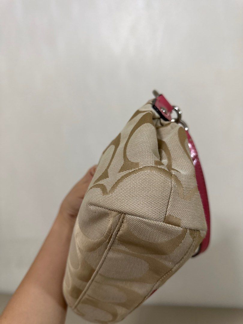 Coach 2-way sling bag (Category: Luxury Bags & Wallets) located in Dumaguete. Submitted by paolaslane (Listing ID 1325348052, Image 2). Description: Original Coach 2way sling nag Like new condition Clean inside and out.