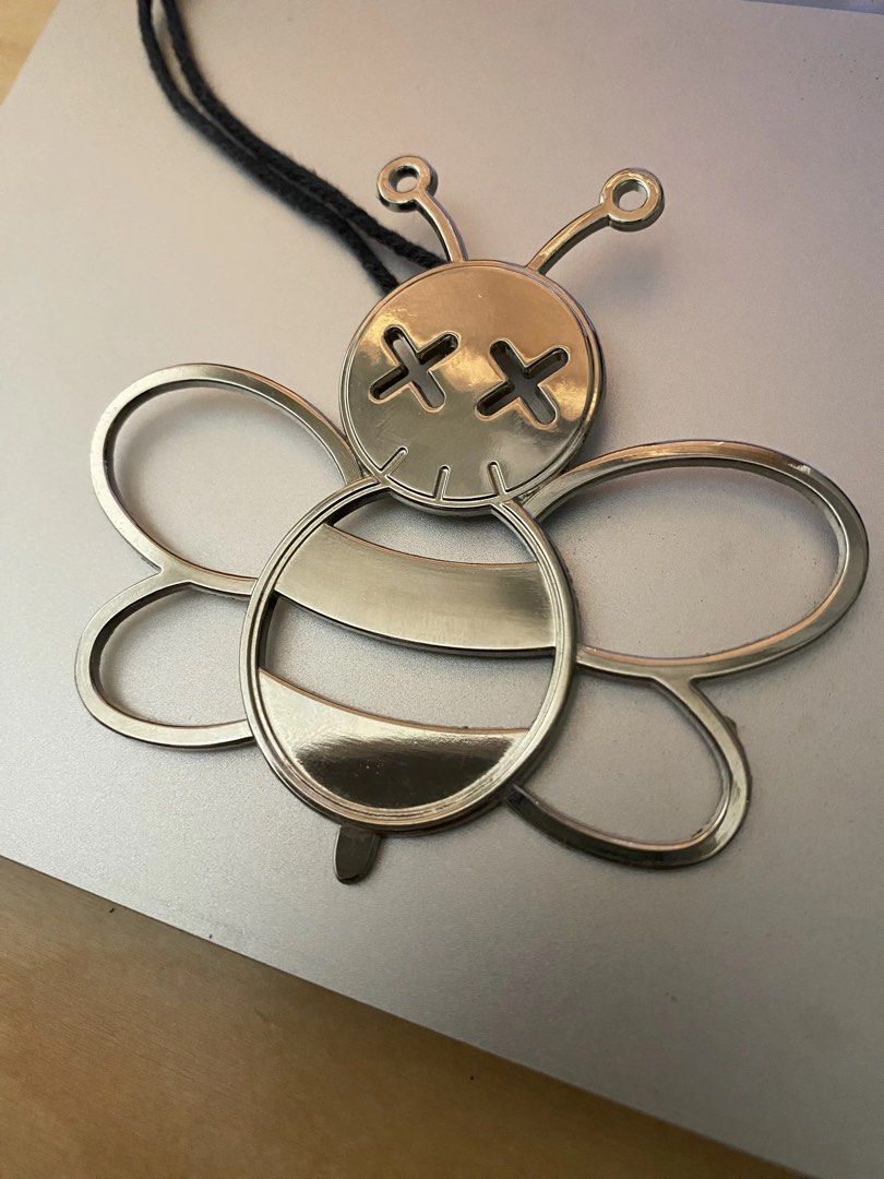 新品 DIORHOMMEキムジョーンズ×KAWS Beeチャーム ハチ 新品 DIORHOMMEキムジョーンズ×KAWS Beeチャーム ハチ Dior x