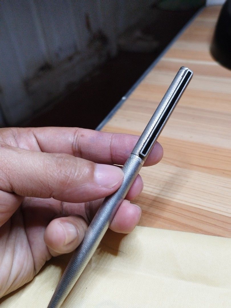 Dunhill gemline silver ballpoint pen (Category: Luxury Accessories) located in Daet. Submitted by fryzoneshop (Listing ID 1325394500, Image 3). Description: Vintage Alfred Dunhill silver gemline ball point pen MOP GCASH BDO BPI MAYA MOD JNT FLASH.