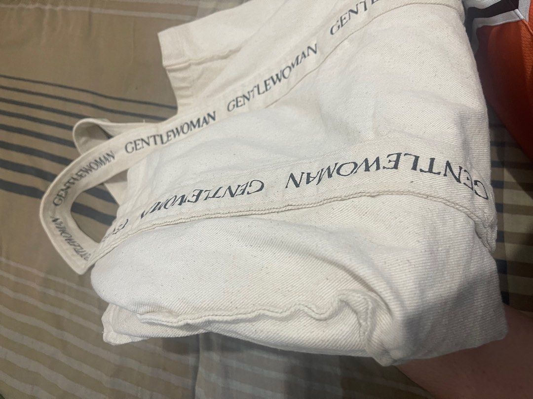 Gentlewoman tote bag (Category: Tote Bags) located in San Jose. Submitted by elio777 (Listing ID 1325416622, Image 3). Description: Need lint remover nag himolmol siya nung nilaundry ko.