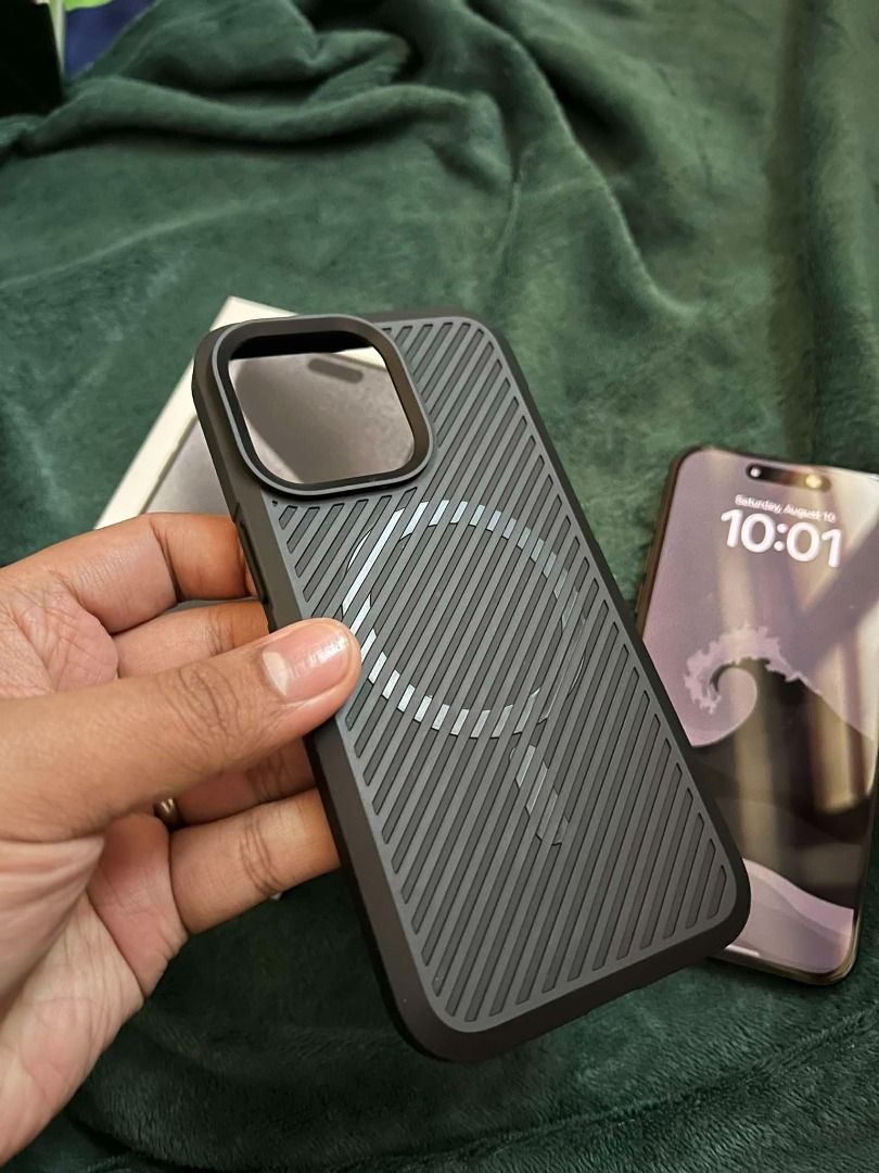 iPhone 15 Pro Max 256gb Titanium Black Smartlocked (Category: iPhone 15 Series) located in Malabon City. Submitted by randolfjohnmartinez (Listing ID 1325361232, Image 3). Description: iPhone 15 Pro Max 256GB titanium black With charging cord and Spigen Casing worth 1.5k Smart-locked Unit Good as Brand New (Rarely Used) Battery health: 100% Cycle count: 93 Warranty expires on June 25, 2025 Bought last June 22, 2024 lang Selling for PHP 53,000 fro