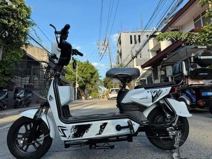 LIGHTSPEED THUNDER⚡️ 2-WHEELS E-BIKE (Category: Bicycles) located in Quezon City. Submitted by remrem08 (Listing ID 1325377734, Image 1). Description: LIGHTSPEED THUNDER⚡️ 2-WHEELS E-BIKE 🛵 ₱10,000 ONLY 👌 ✅FREE ASSEMBLE ✅FREE HELMET ✅WITH CERT OF OWNERSHIP Available colors 🛵Blue 🛵Yellow 🛵Rosegold 🛵Red 🛵White SPECS: ▪️NEW DIGITAL GAUGE ▪️Digital display control ▪️350 watts ▪️48V12Ah battery ▪️20-30 Km Range ▪️30-35 Kph Speed ▪️14"x2.50" Tub