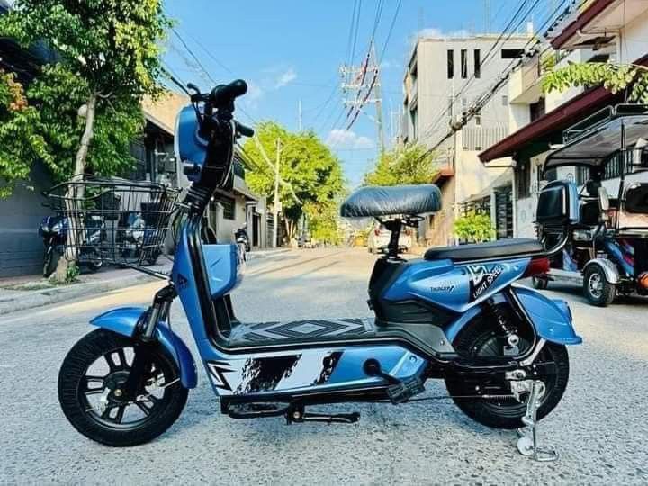 LIGHTSPEED THUNDER⚡️ 2-WHEELS E-BIKE (Category: Bicycles) located in Quezon City. Submitted by remrem08 (Listing ID 1325377734, Image 2). Description: LIGHTSPEED THUNDER⚡️ 2-WHEELS E-BIKE 🛵 ₱10,000 ONLY 👌 ✅FREE ASSEMBLE ✅FREE HELMET ✅WITH CERT OF OWNERSHIP Available colors 🛵Blue 🛵Yellow 🛵Rosegold 🛵Red 🛵White SPECS: ▪️NEW DIGITAL GAUGE ▪️Digital display control ▪️350 watts ▪️48V12Ah battery ▪️20-30 Km Range ▪️30-35 Kph Speed ▪️14"x2.50" Tub