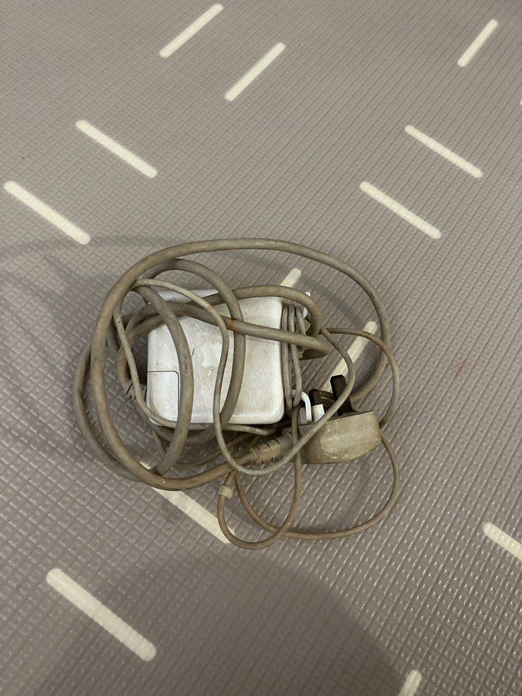 Mac book charger406096515894487040