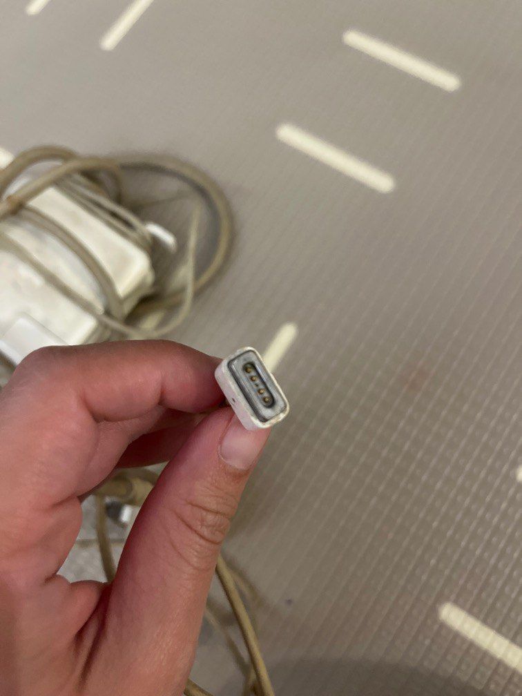 Mac book charger406096515894487041