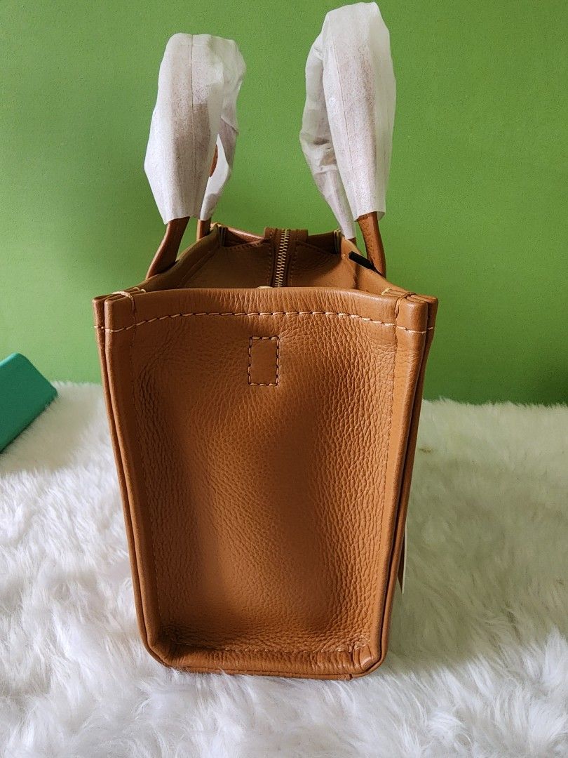 Marc Jacobs The Tote Bag (Category: Luxury Bags & Wallets) located in Rizal. Submitted by SassyCitiPH (Listing ID 1271157419, Image 3). Description: Marc Jacobs The Tote Bag Original with dustbag and tag 100% Original Money back guarantee if proven fake FB: Sassy Citi.
