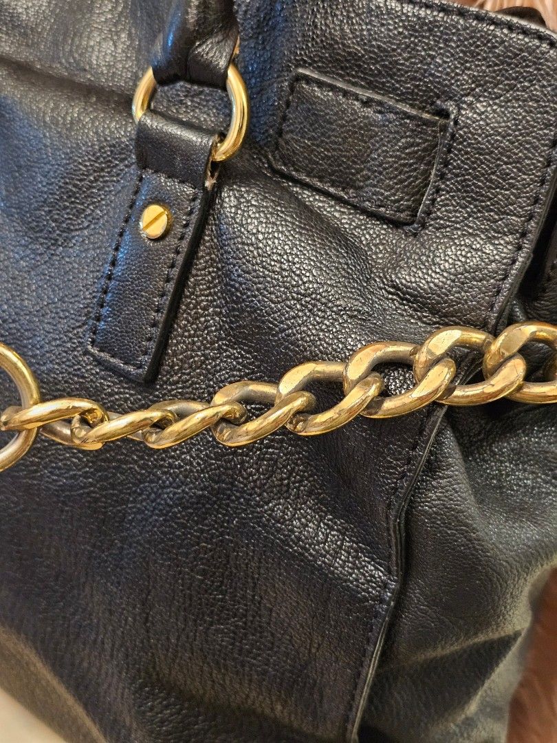 Michael Kors Hamilton (Category: Luxury Bags & Wallets) located in Quezon City. Submitted by jollythrift (Listing ID 1325399547, Image 3). Description: Original beautiful MK Black 2 way with chain/leather strap, medium to large genuine leather gold tone logo hardware with hairline scratches very roomy Tags not Coach MK Michael Kors Hamilton.