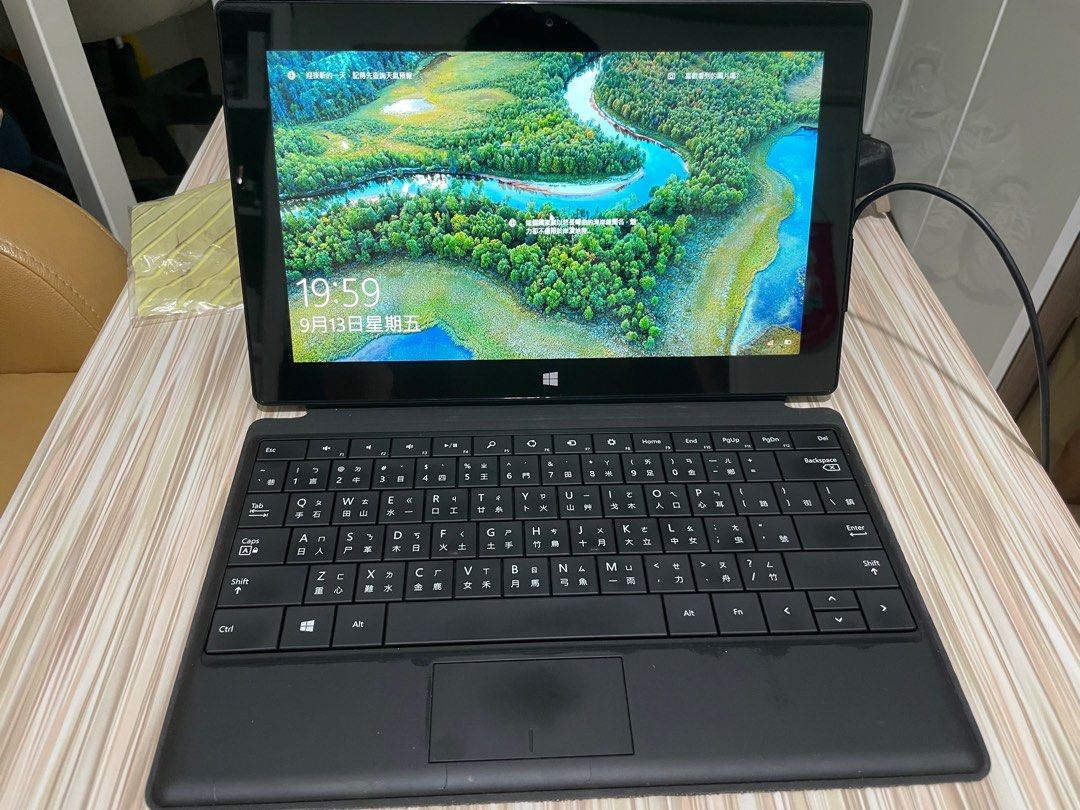 Microsoft Surface （分類：手提電腦）位於 Hong Kong。 由 bastenhk 提交（商品編號 1325390103，圖片 1）。簡介： 新舊如圖 連火牛。
