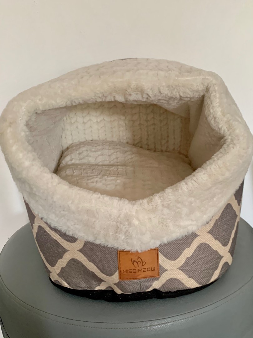 Miss meow cat bed top